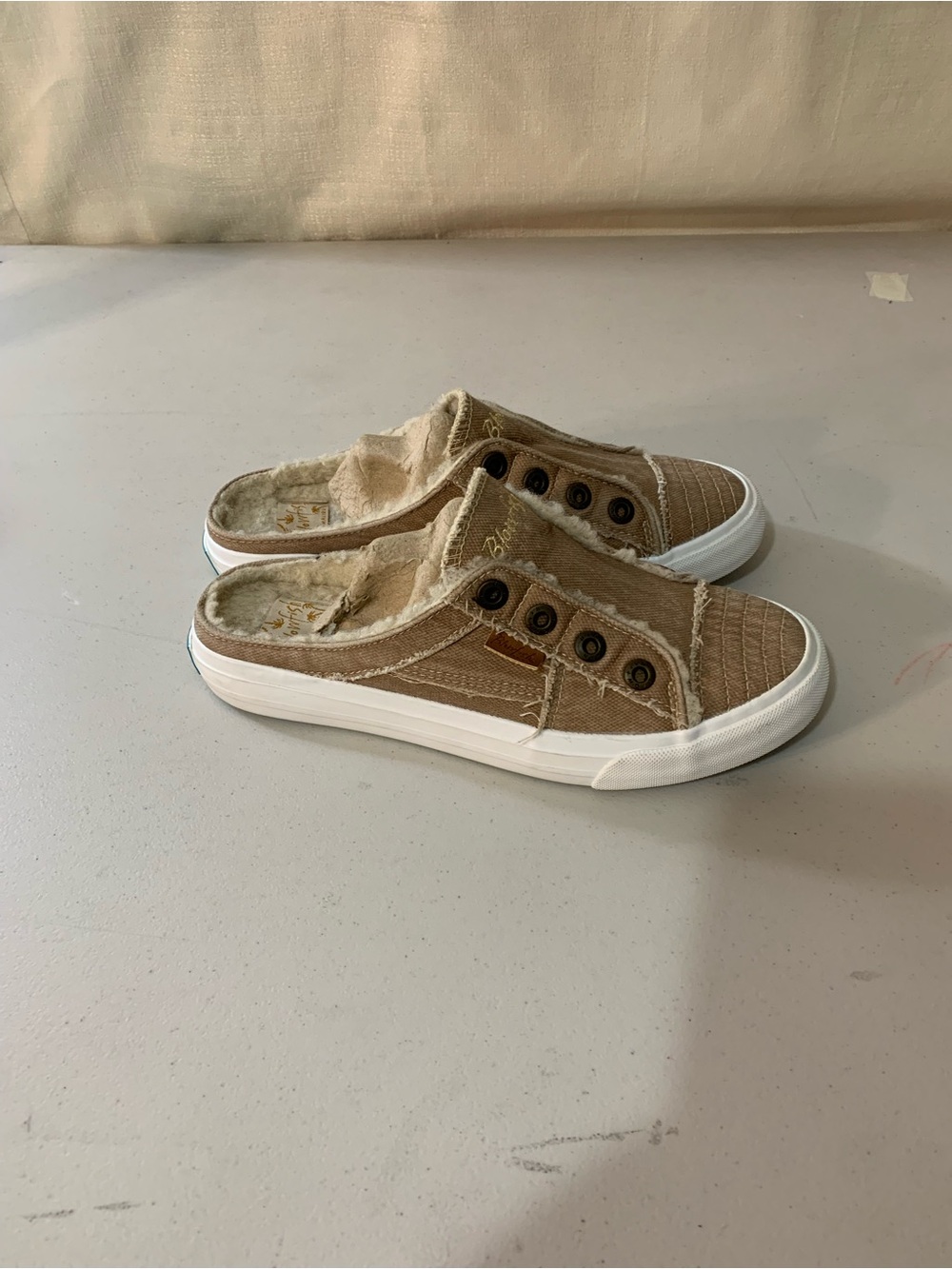 Blowfish Kids Slip-On Mule Sneakers in Tan with White Sole. b3/51 - Picture 4 of 8